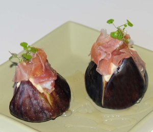 FIGS WITH CHEESE AND HONEY